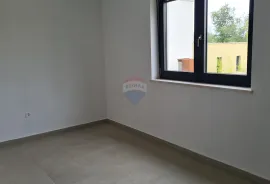 Poreč: Stan u prizemlju novogradnje s dvorištem 160 m2, Poreč, Wohnung