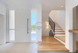 Rovinj 7km-savršena dizajnerska luksuzna vila na 1200m2 okućnice, Rovinj, Kuća