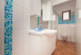 Istra,Banjole,apartmanska kuća sa velikim dodatnim potencijalom!!, Medulin, Maison