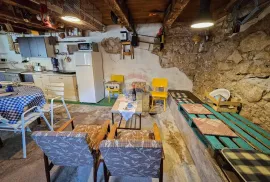 Rijeka, Bakar, djelomično renovirana kuća 140m2, udaljena 40m od mora, Bakar, Casa