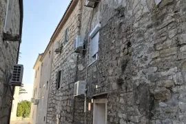 PRODAJA DVA APARTMANA S POSEBNIM ULAZOM U ISTOJ KUĆI – KAŠTEL SUČURAC, Kaštela, Σπίτι