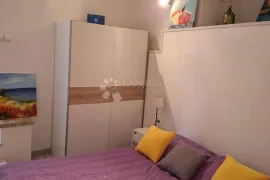 PRODAJA DVA APARTMANA S POSEBNIM ULAZOM U ISTOJ KUĆI – KAŠTEL SUČURAC, Kaštela, Σπίτι