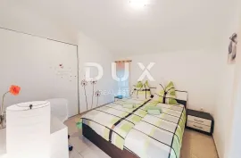 ZADAR, PRIVLAKA - Kuća s bazenom, 200m od mora, Privlaka, Ev