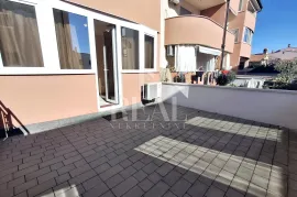 Pula ,Veli vrh stan 61m2 sa dvorištem !, Pula, Appartment