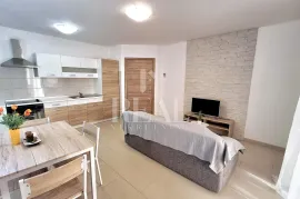 Pula ,Veli vrh stan 61m2 sa dvorištem !, Pula, Apartamento