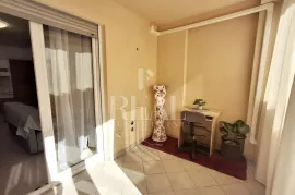 Pula ,Veli vrh stan 61m2 sa dvorištem !, Pula, Apartamento