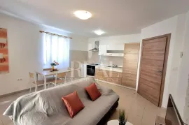 Pula ,Veli vrh stan 61m2 sa dvorištem !, Pula, Apartamento