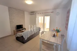 Pula ,Veli vrh stan 61m2 sa dvorištem !, Pula, Appartment