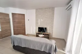 Pula ,Veli vrh stan 61m2 sa dvorištem !, Pula, Appartment