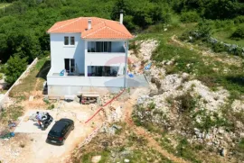 Rovinj-7km,novogradnja sa 2 stana na 965m2 okućnice, Rovinj, Haus