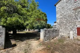 Poreč - okolica, 2 autohtone kamene kuće sa pogledom na more i kombinacijom građevinskog i poljoprivrednog zemljišta, Poreč, House