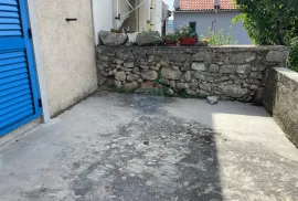 Krk, Kornić, kamena kuća 65 m2 s okućnicom 320 m2, Krk, Дом