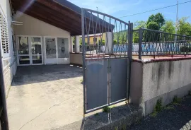 Rijeka, Čavle - Kuća sa 7 apartmana i 2 poslovna prostora, Čavle, House