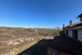 Pazin, prostrana kuća u roh-bau fazi sa ogromnom okućnicom, Pazin - Okolica, Maison