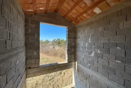 Pazin, prostrana kuća u roh-bau fazi sa ogromnom okućnicom, Pazin - Okolica, Maison