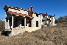 Pazin, prostrana kuća u roh-bau fazi sa ogromnom okućnicom, Pazin - Okolica, Maison