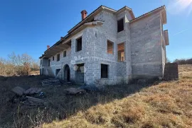 Pazin, prostrana kuća u roh-bau fazi sa ogromnom okućnicom, Pazin - Okolica, Maison