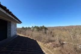 Pazin, prostrana kuća u roh-bau fazi sa ogromnom okućnicom, Pazin - Okolica, Maison