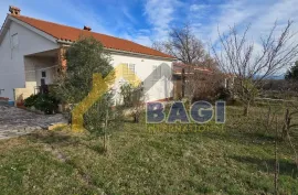 Kuća sa dva stana pogled na more na 2420m2 zemljišta, Marčana, Casa