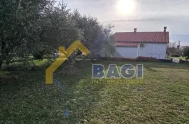 Kuća sa dva stana pogled na more na 2420m2 zemljišta, Marčana, Casa