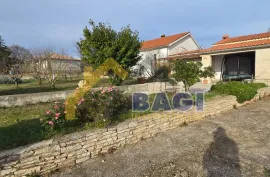 Kuća sa dva stana pogled na more na 2420m2 zemljišta, Marčana, Casa