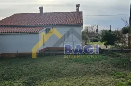 Kuća sa dva stana pogled na more na 2420m2 zemljišta, Marčana, Kuća