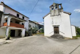 Istra, Račice - kuća u nizu za adaptaciju sa imanjem, Buzet, House