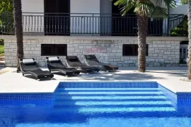 Otok Krk-Malinska kuća sa bazenom -500 metara do plaže, Malinska-Dubašnica, Maison