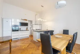 Gospodski stan u strogom centru s lijepim pogledom, Rijeka, Apartamento