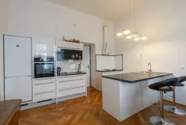 Gospodski stan u strogom centru s lijepim pogledom, Rijeka, Apartamento