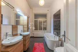 Gospodski stan u strogom centru s lijepim pogledom, Rijeka, Apartamento