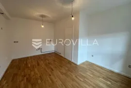 Đakovo, Centar, Luksuzan četverosoban stan 1 kat, Novogradnja, Đakovo, Flat