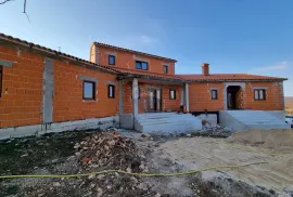 Rovinjsko Selo - roh bau kuća 450m2 + okućnica 3500 m2, Rovinj, Haus