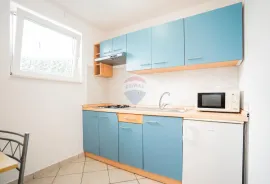 Malinska - Sv. Vid Miholjice kuća 286 m2 + 3 zasebna apartmana 153 m2 na prostranoj okućnici sa pogledom na more, Malinska-Dubašnica, Дом