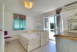 Otok Cres, Martinščica, kuća 150 m2 sa dva apartmana, prekrasan pogled, Cres, Дом