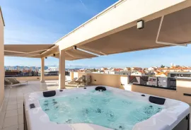 Stan s krovnom terasom i jacuzzijem u samom srcu grada, Zadar, Flat