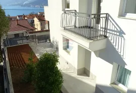 Rijeka, Martinkovac, samostojeća kuća sa tri stana i dvije garaže, Rijeka, Casa