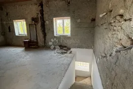 Autentična istarska kamena kuća – prilika za renovaciju!, Svetvinčenat, Famiglia