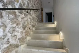 KUĆA U NIZU SA POSLOVNIM PROSTOROM U CENTRU VODICA, Vodice, House