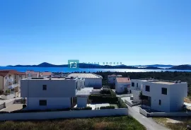 VODICE, novo, dvojna kuća, panoramski pogled na more, bazen, vrt, Vodice, Haus