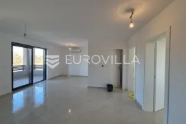 Istra, Tar, dvosoban stan na 1. katu, 58 m² + spremište i 2 parking mjesta, Poreč, Stan