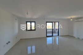 Istra, Tar, dvosoban stan na 1. katu, 58 m² + spremište i 2 parking mjesta, Poreč, Stan