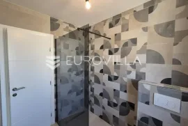 Istra, Tar, dvosoban stan na 1. katu, 58 m² + spremište i 2 parking mjesta, Poreč, Stan