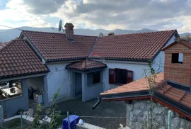 MATULJI, JURDANI - kuća s dva stana u mirnoj ulici, Matulji, Maison