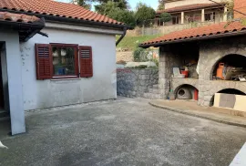 MATULJI, JURDANI - kuća s dva stana u mirnoj ulici, Matulji, Maison