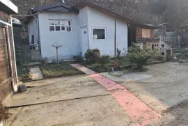 Vikendica sa pomocnim objektima na Dunavu, Novi Sad - grad, Famiglia