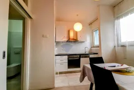 Pećine, 2S+DB, površine 71m2, I.kat, balkon, parking, Rijeka, Appartement