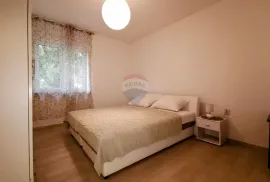 Pećine, 2S+DB, površine 71m2, I.kat, balkon, parking, Rijeka, Appartement