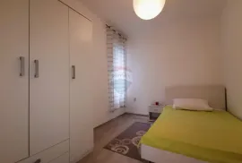 Pećine, 2S+DB, površine 71m2, I.kat, balkon, parking, Rijeka, Appartement