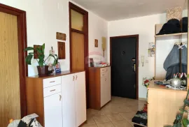 Otok Krk, Malinska - dva stana u zgradi ukupne površine 90,9m2, Malinska-Dubašnica, Flat